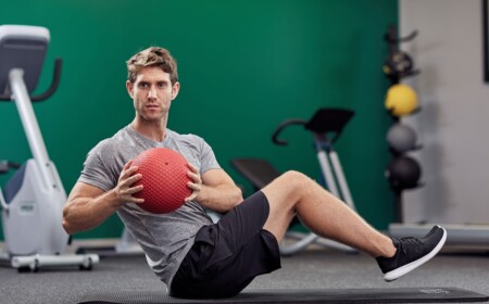 roter medizinball professionelle anwendung von fitness profi für russian twist im fitnessstudio