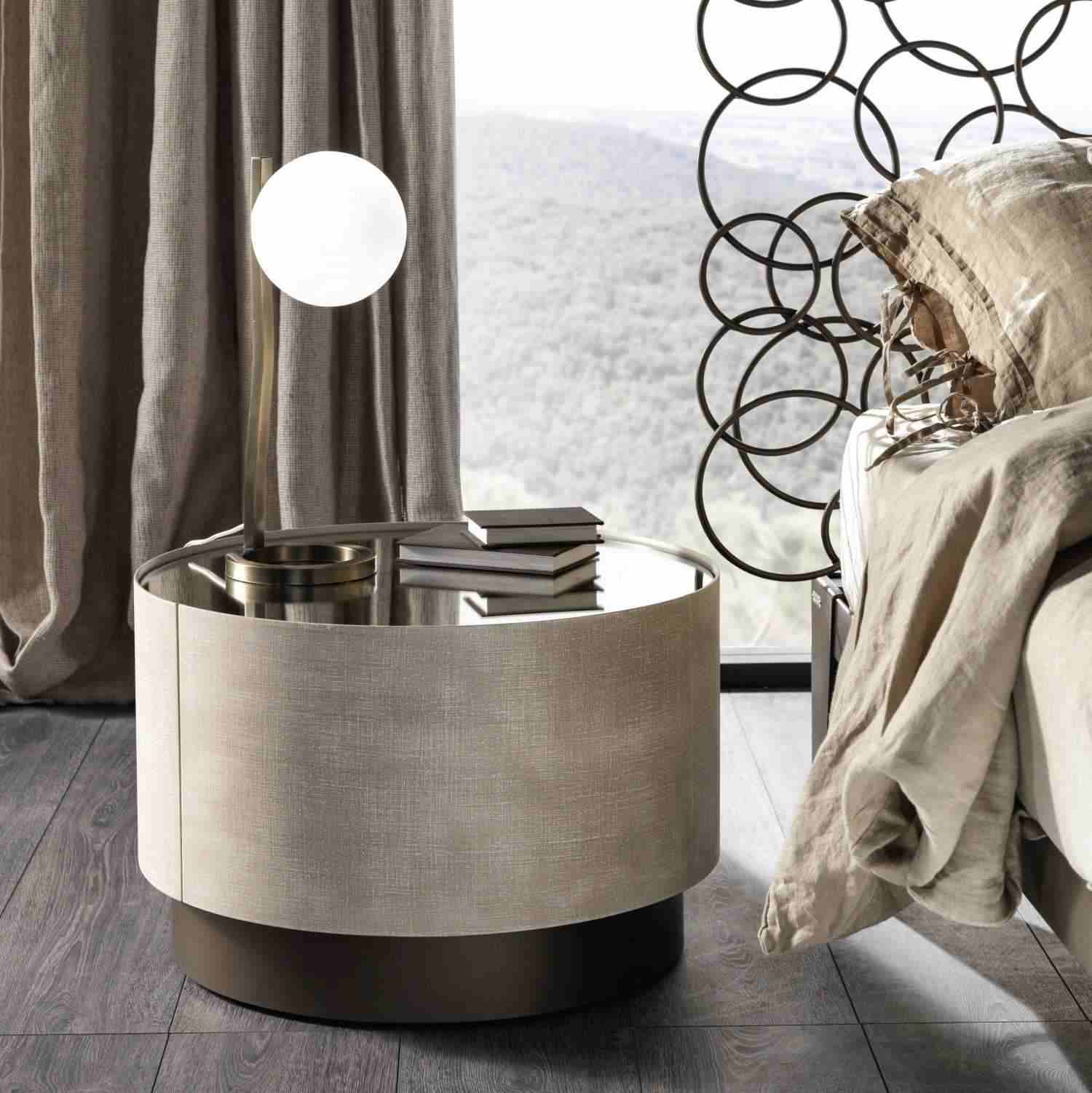 runder Nachttisch Deko Ideen Stehlampe gold Holzboden Schlafzimmer modern einrichten
