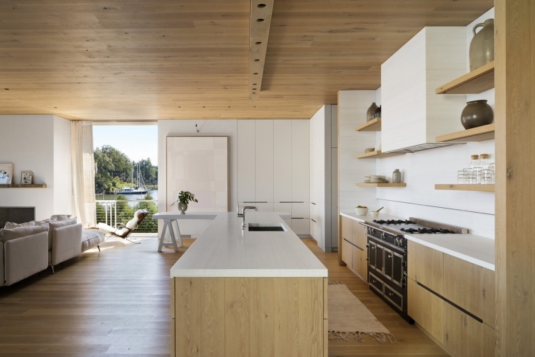 rustikale moderne Landhausküche Kochinsel weiße Arbeitsplatte