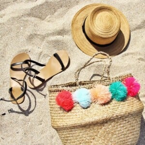 sachen für den strand bestehend aus strandsandalen strandhut strandtasche als strandzubehör