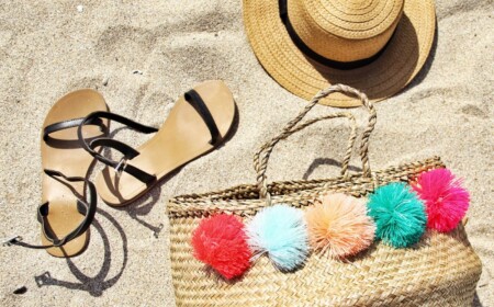 sachen für den strand bestehend aus strandsandalen strandhut strandtasche als strandzubehör