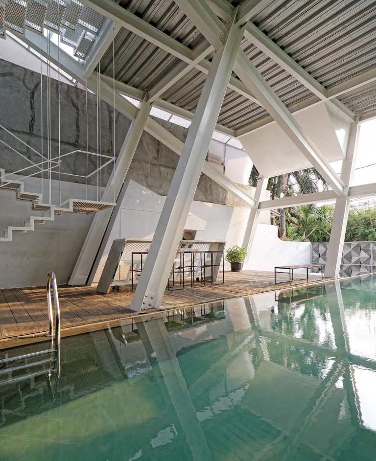 schräges Haus Terrasse mit Schwimming Pool Küche in Hochglanz Weiß