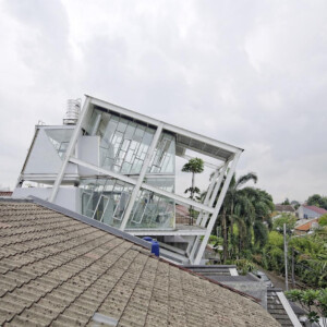 schräges Haus in Jakarta Blick von Aussen