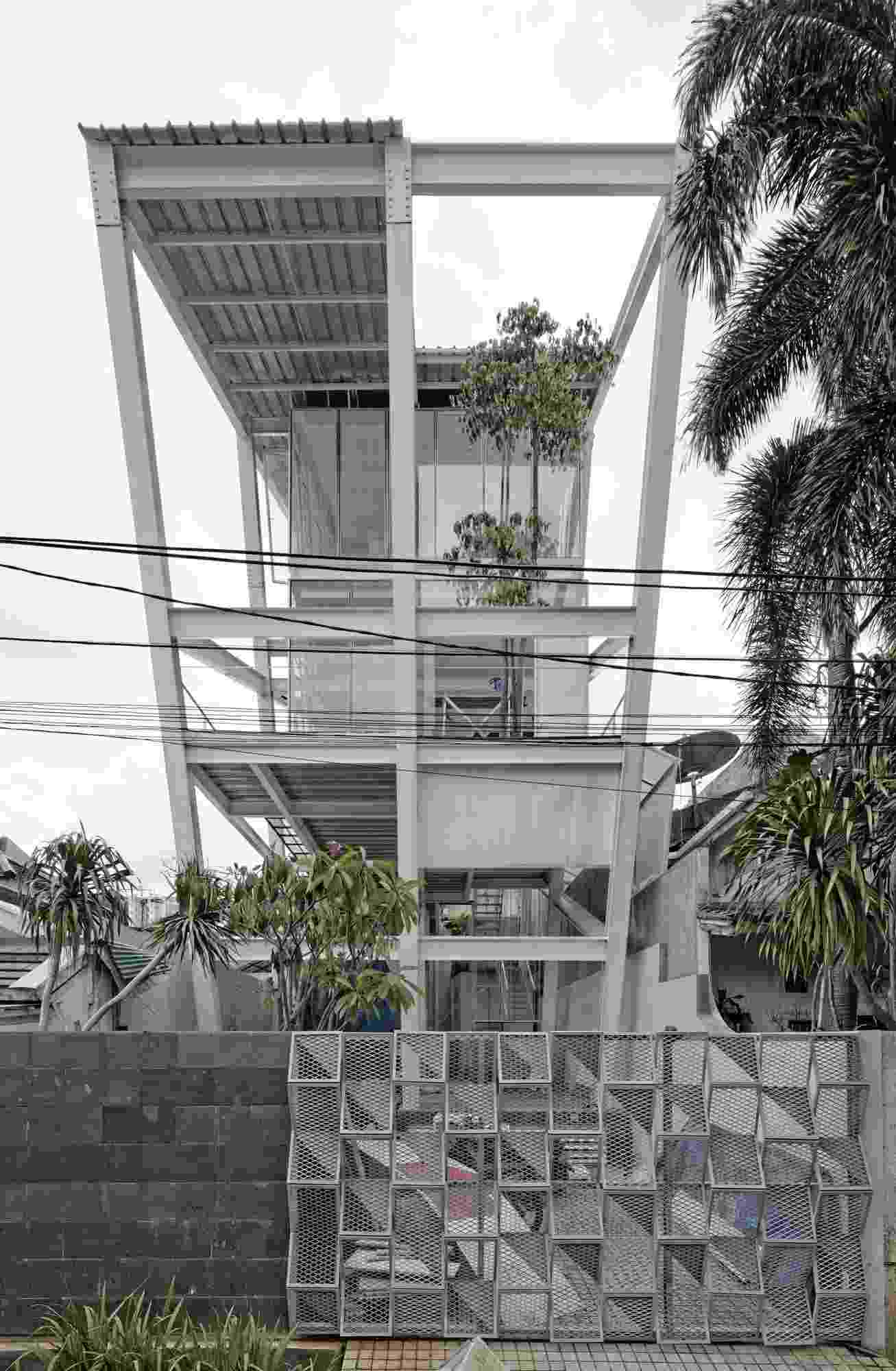 schräges Haus in Jakarta Fassade Stahlgerüst