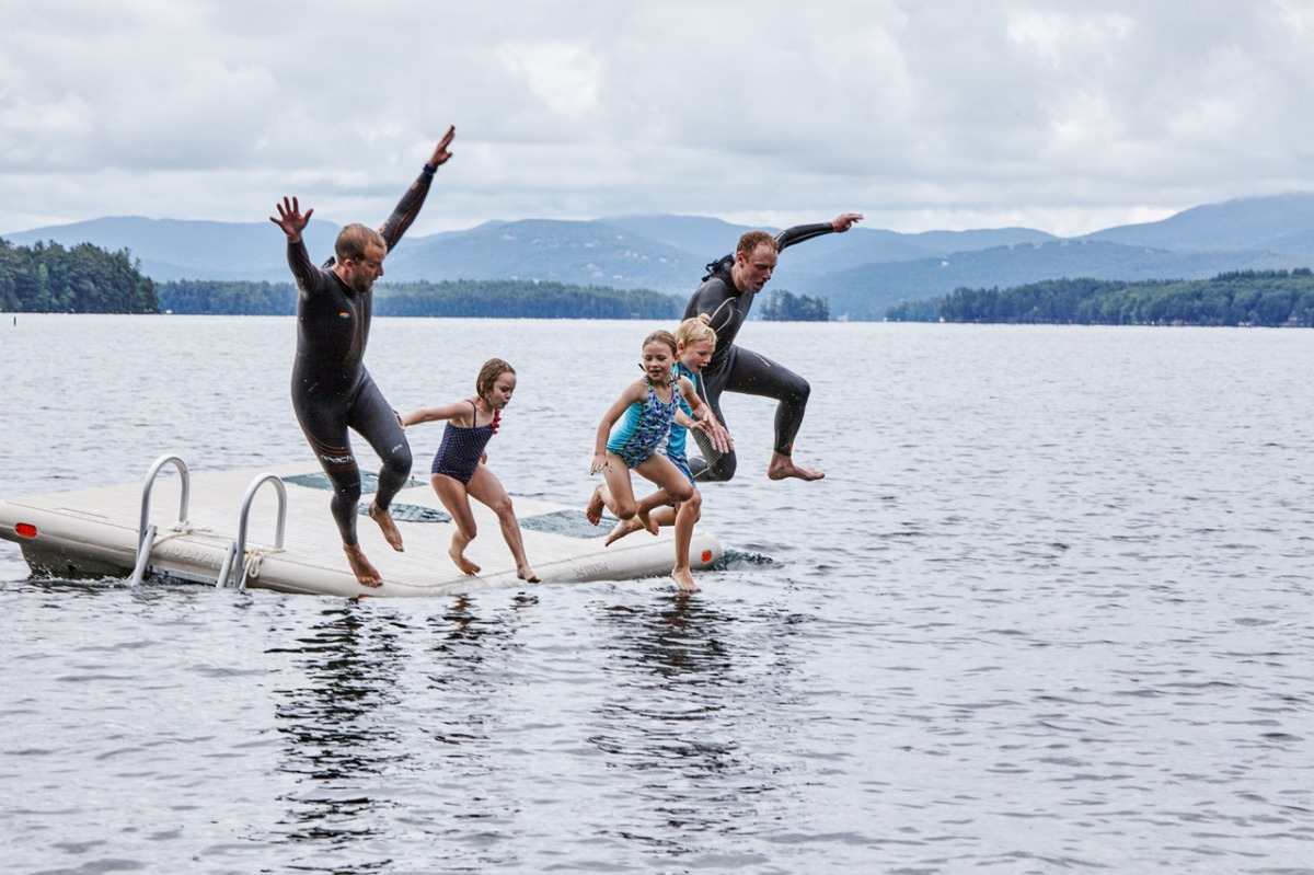 games with family and kids jump into sea from platform