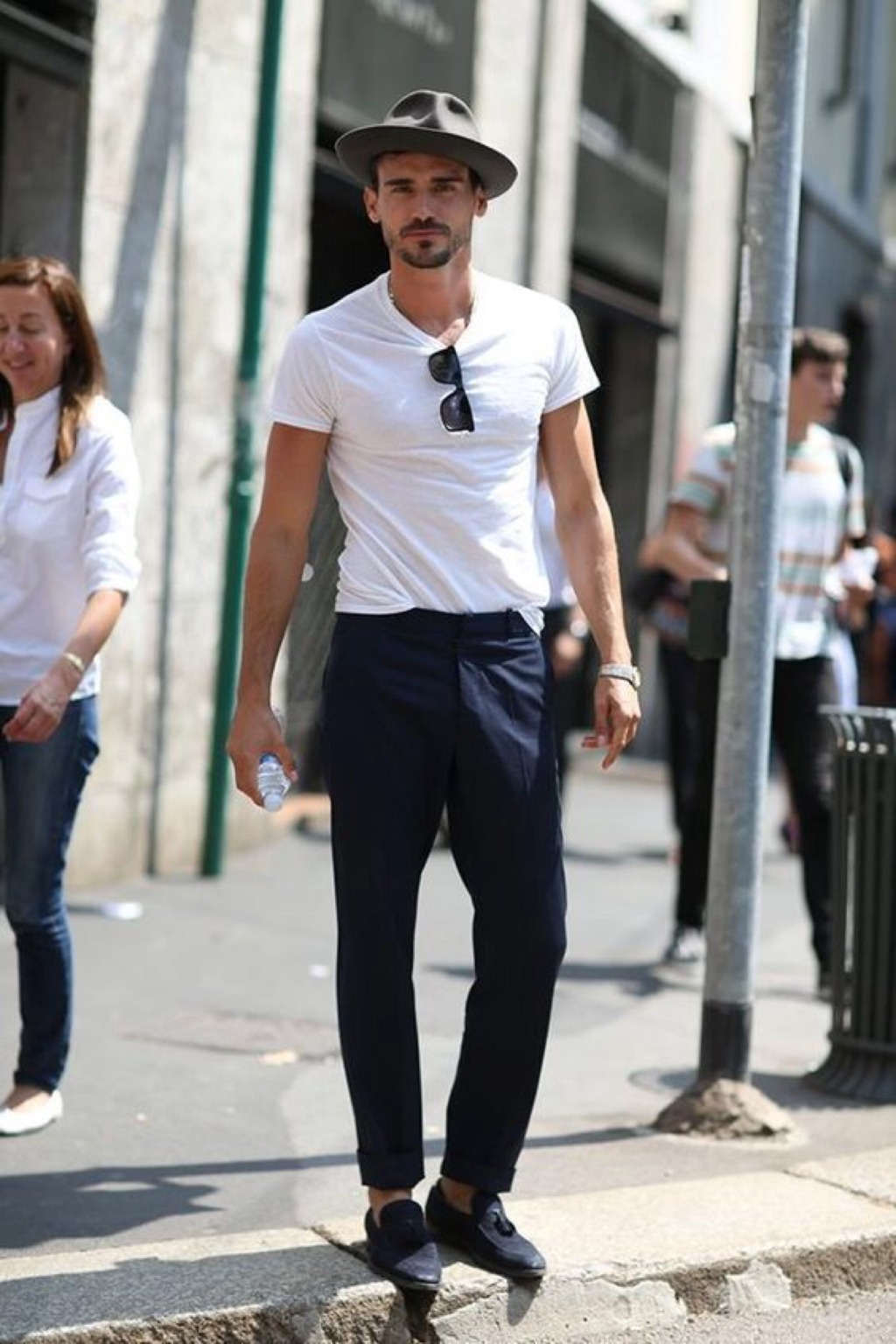 straßenkleidung street style mit weißem t-shirt und elegenate hose mit mokkassins und sonnenbrille