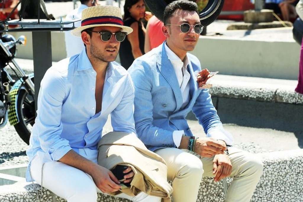 strohhut mit hemd im sommer tragen und accessoires wie sonnenbrille kombinieren