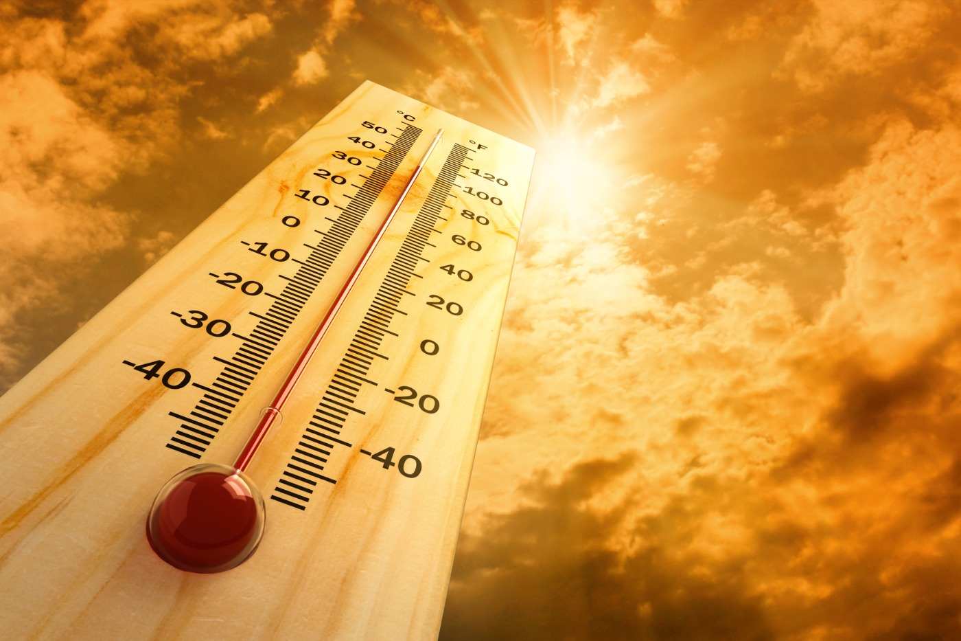termometer mit quecksilber und steigende temperatur unter der sonne und hitze