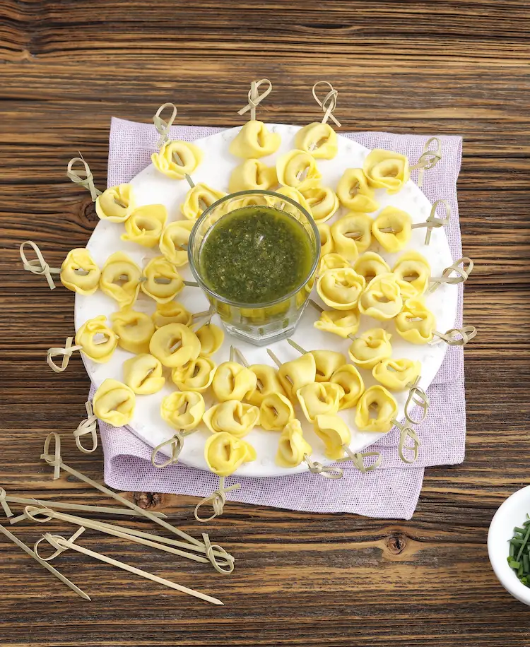 tortellini spieße mit pesto sosse