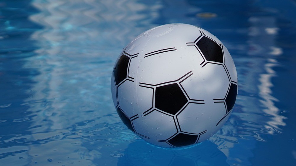wasserball aufgeblasen an der wasseroberfäche im pool stehend zählt zu den pool gadgets