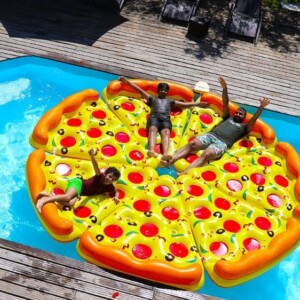 zusammengetane stücke aus aufblasbarer pizza für pool für mehr spaß im sommer