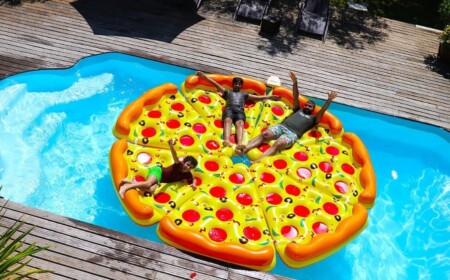 zusammengetane stücke aus aufblasbarer pizza für pool für mehr spaß im sommer