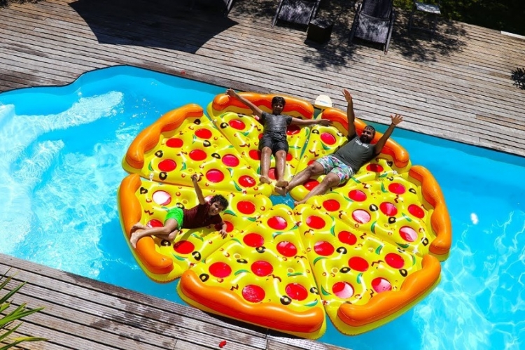 zusammengetane stücke aus aufblasbarer pizza für pool für mehr spaß im sommer