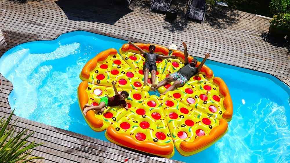 zusammengetane stücke aus aufblasbarer pizza für pool für mehr spaß im sommer