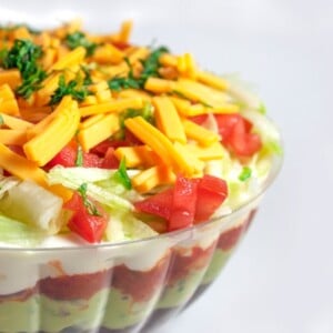 8 schichten mexikanischer salat mit karotten paprika eisbergsalat römersalat und dressing aus avocado und sahne