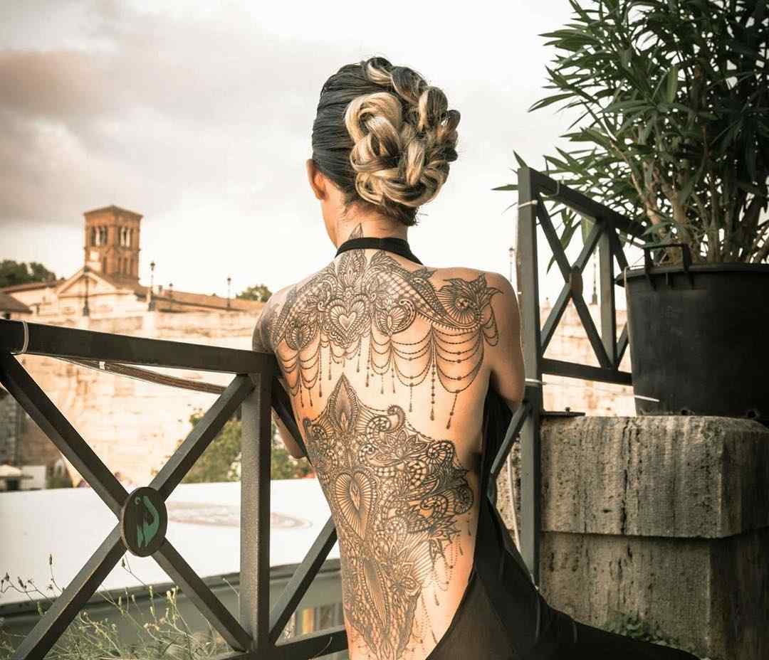 Abendkleid rückenfrei Abendfrisur Dutt blonde Haare Tattootrends 2019