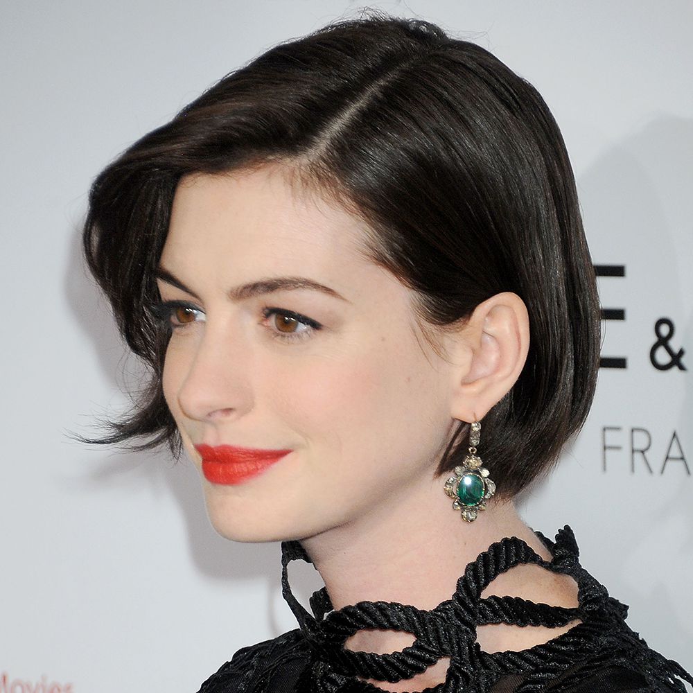 Anne Hathaway Frisuren Kurzer Bob HaarschnitT Lippenstift rot