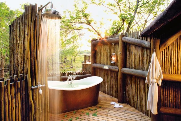 Badewanne im Garten Kupfer Bambuy Sichtschutz Regendusche