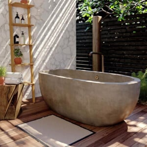 Badewanne im Garten