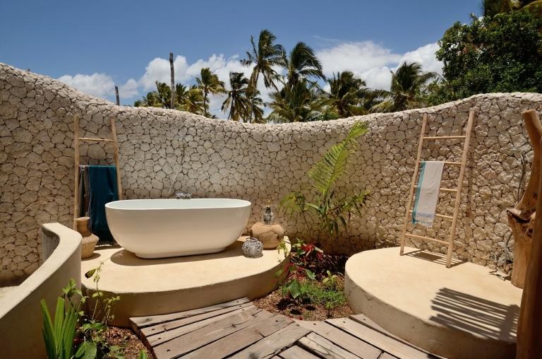Badewanne im Garten Sichtschutz Mauer Dusche Abkühlung Ideen