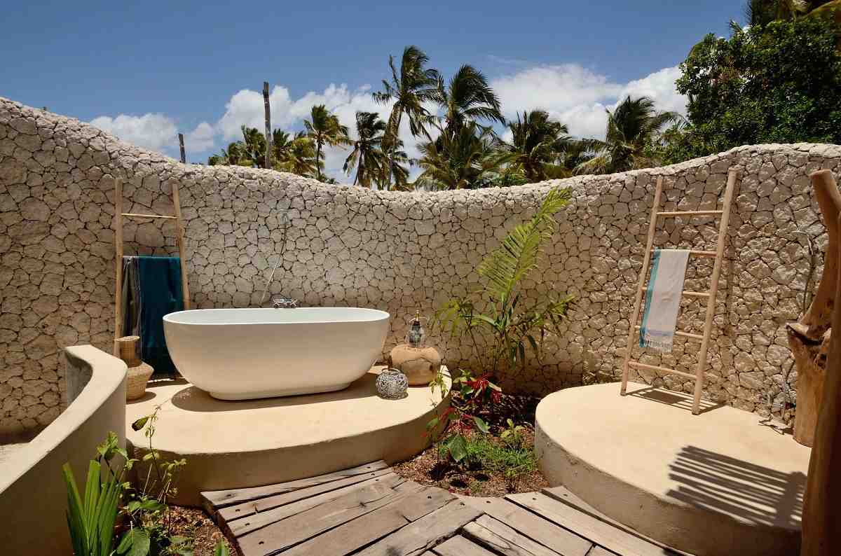 Bathtub in garden garden protection wall shower cooling ideas