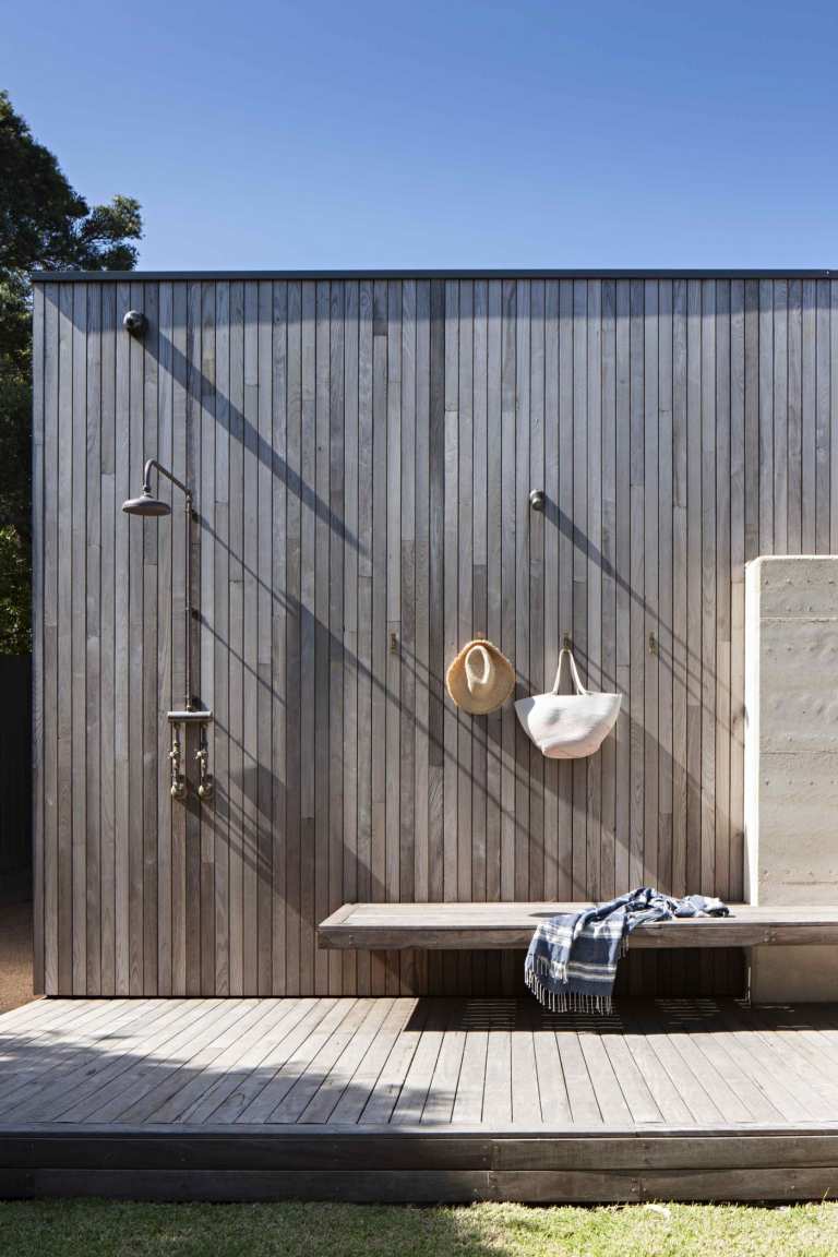 Badewanne im Garten Sitzbank Holzwand Ideen