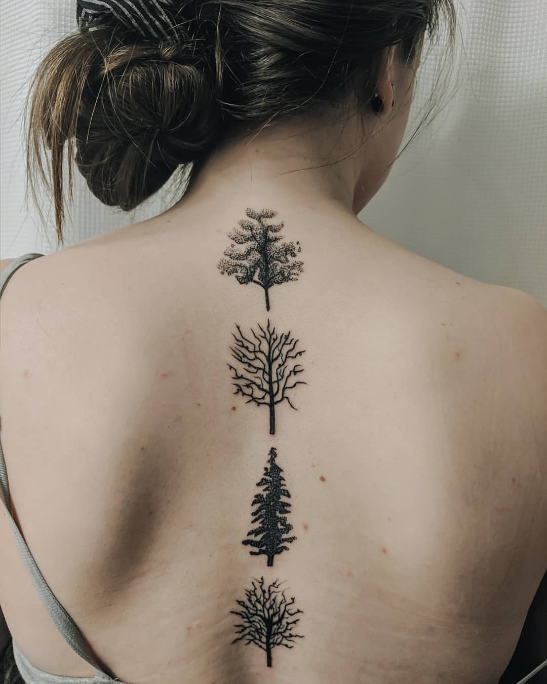 Baum Tattoodesign Ideen Tattoo am Rücken Schmerzen im Sommer stechen lassen