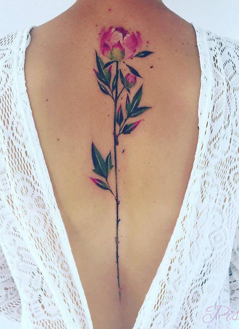 Blumen Rücken-Tattoo für Frauen Rose Tattoodesign Ideen Tattoomotive Strickkleid rückenfrei