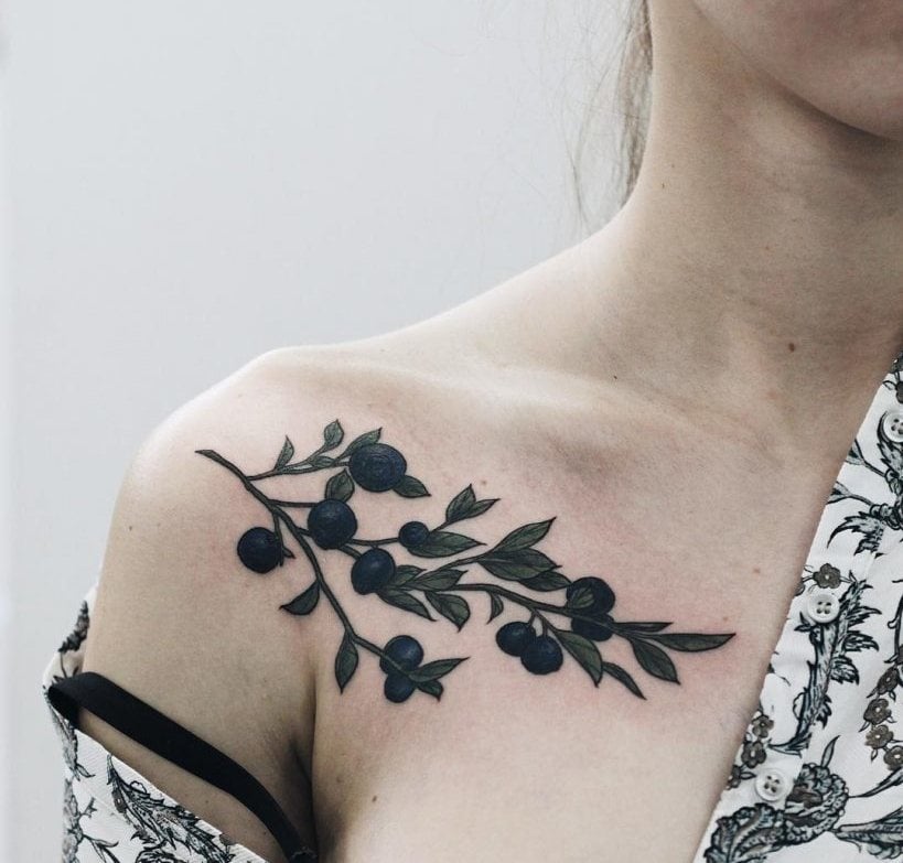 Blumen Tattoodesign für Frauen schwarz weiß Tattootrends
