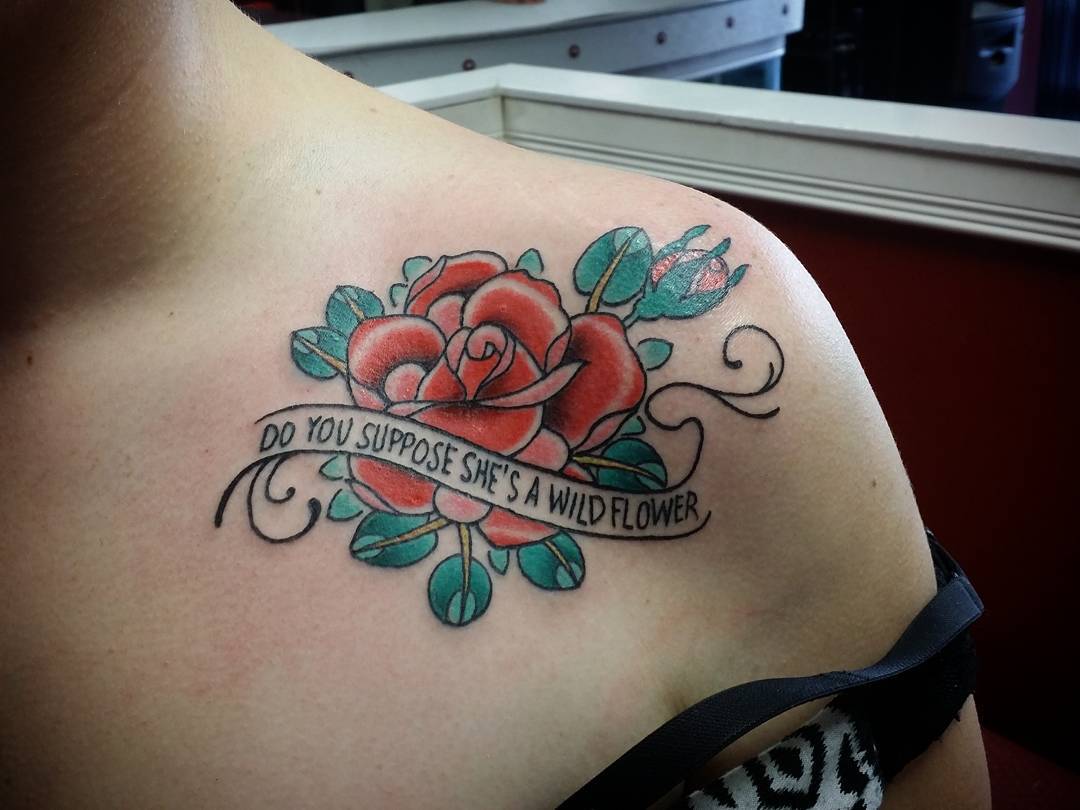 Blumen mit Schriftzug Tattoodesign Ideen Frauen
