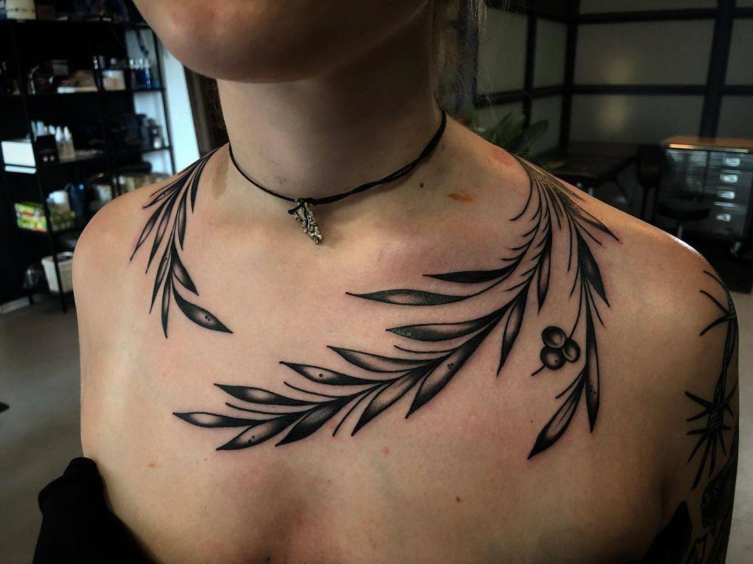 Blumenranken Tattoodesign Frauen Nackentattoo Schmerzen