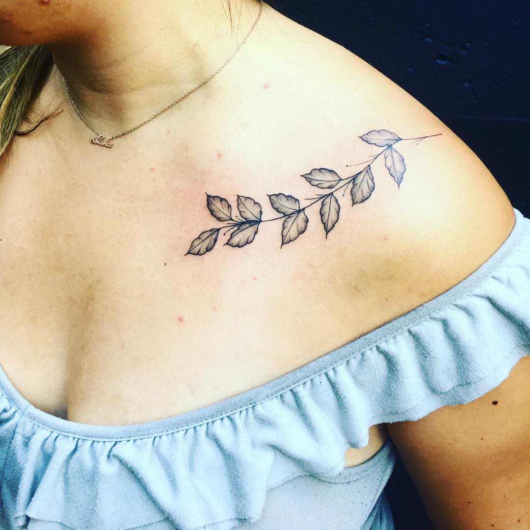 Blumenranken Tattoodesign Ideen Schlüsselbein Tattoo klein Frauen