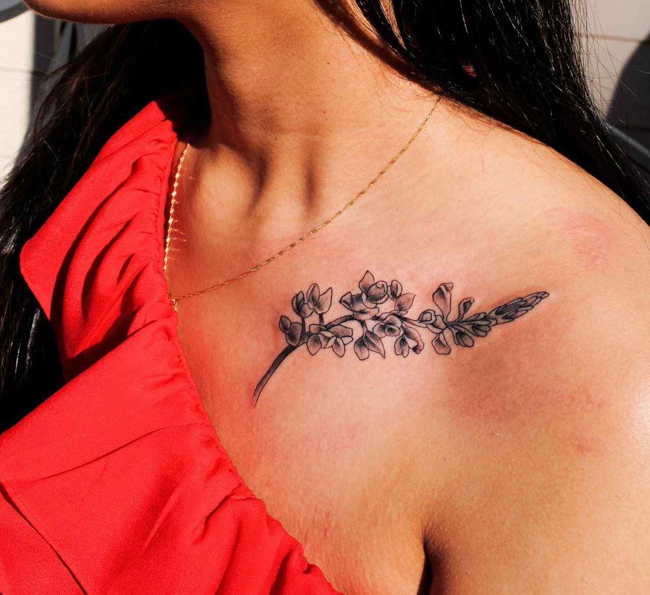 Blumentattoo Bedeutung Tattoo Schlüsselbein klein Frauen Tattoodesign Ideen