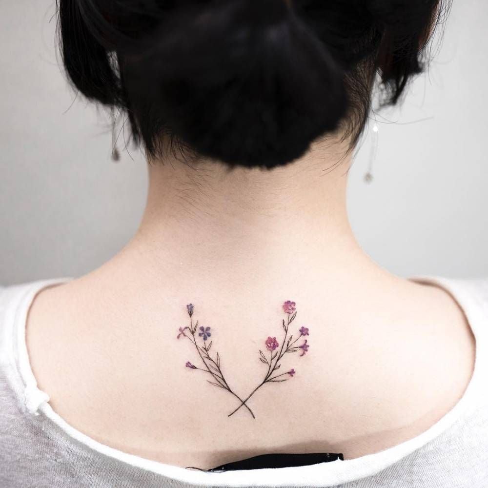 Blumentattoo Ideen Tattoodesign Tattootrends rote tinte