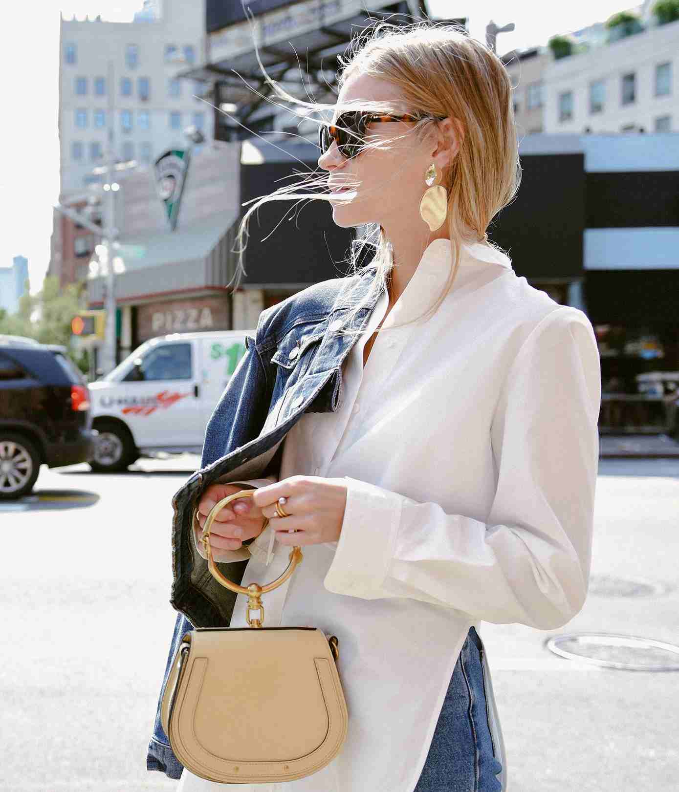 Bracelet Handbags Handtaschen Trends 2019 Denim Look blonde Haare Hemdbluse
