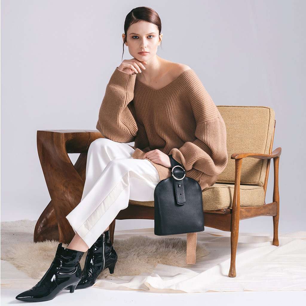 Bracelet Handbags Modetrends Strickpullover Oversized weiße Hose weit Stiefeletten schwarz