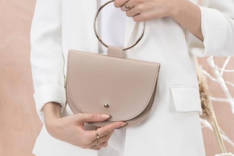 Bracelet Handbags beige Handtasche Modetrends Blazer weiß Büro Outfit