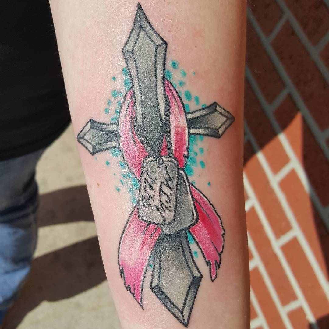 Brustkrebs Tattoodesign Ideen Kreuz Motiv Unterarm Tattoos für Frauen ab 50