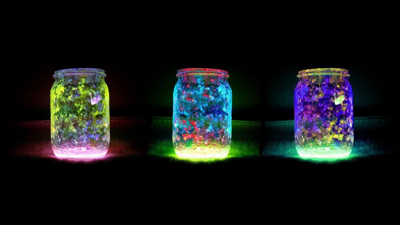 Bunt leuchtende Gläser mit Farbspritzern in Einweckgläsern
