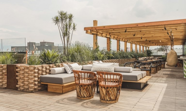 Dachterrasse Flechtmöbel Lounge Sofas grau Pergola Ziegel
