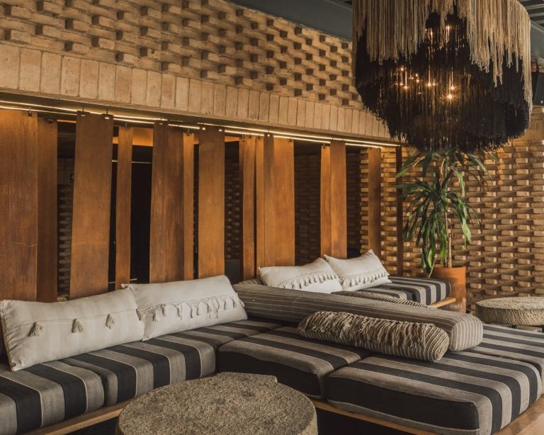Dachterrasse Gartenmöbel marokkanischer Stil Sofa Rundtisch Stein