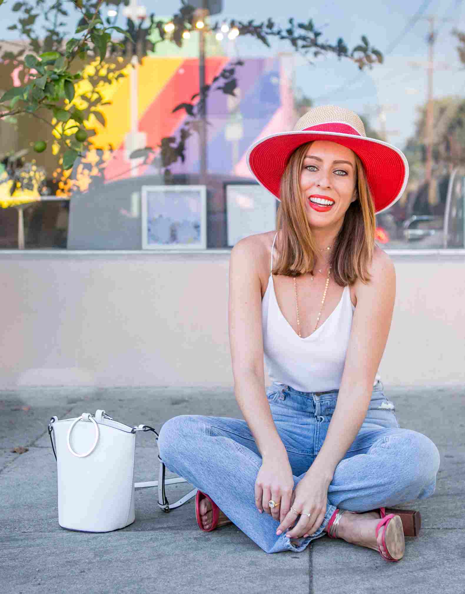 Ladies hat simply pops Mom jeans combining bracelet handbag fashion trends