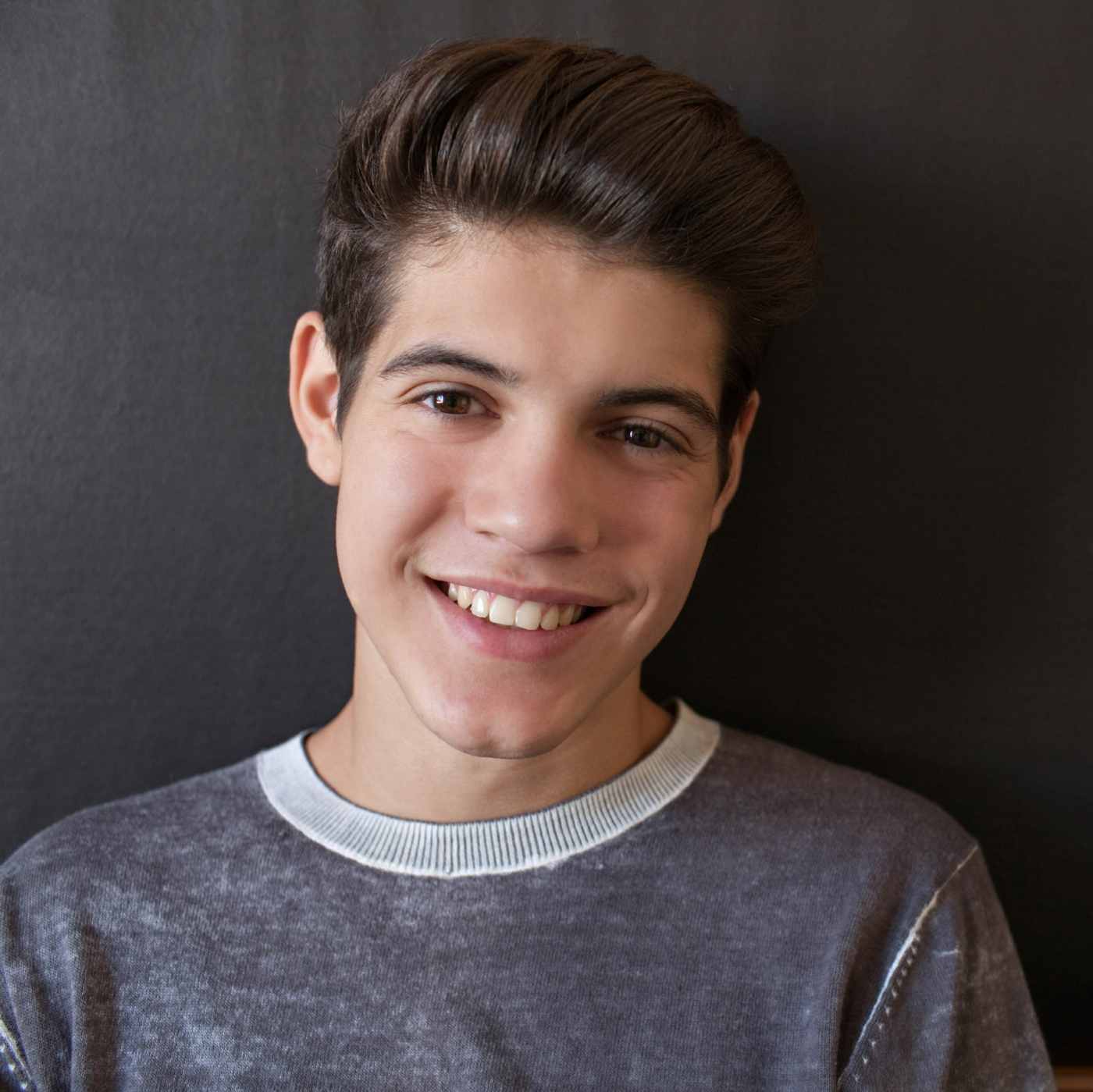 Dezenter Sidecut für einen jungen Teenager mit dunklen Haaren