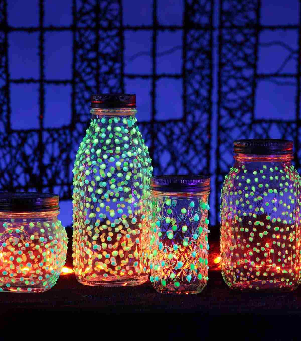 Die Gläser von außen oder innen mit Leuchtfarbe gestalten und bemalen