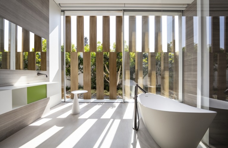 Einfamilienhaus Badezimmer puristische Einrichtung freistehende weiße Badewanne