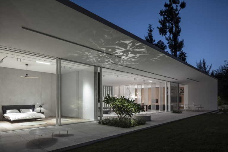 Einfamilienhaus Doppelbett Terrasse Glas Schiebetüren