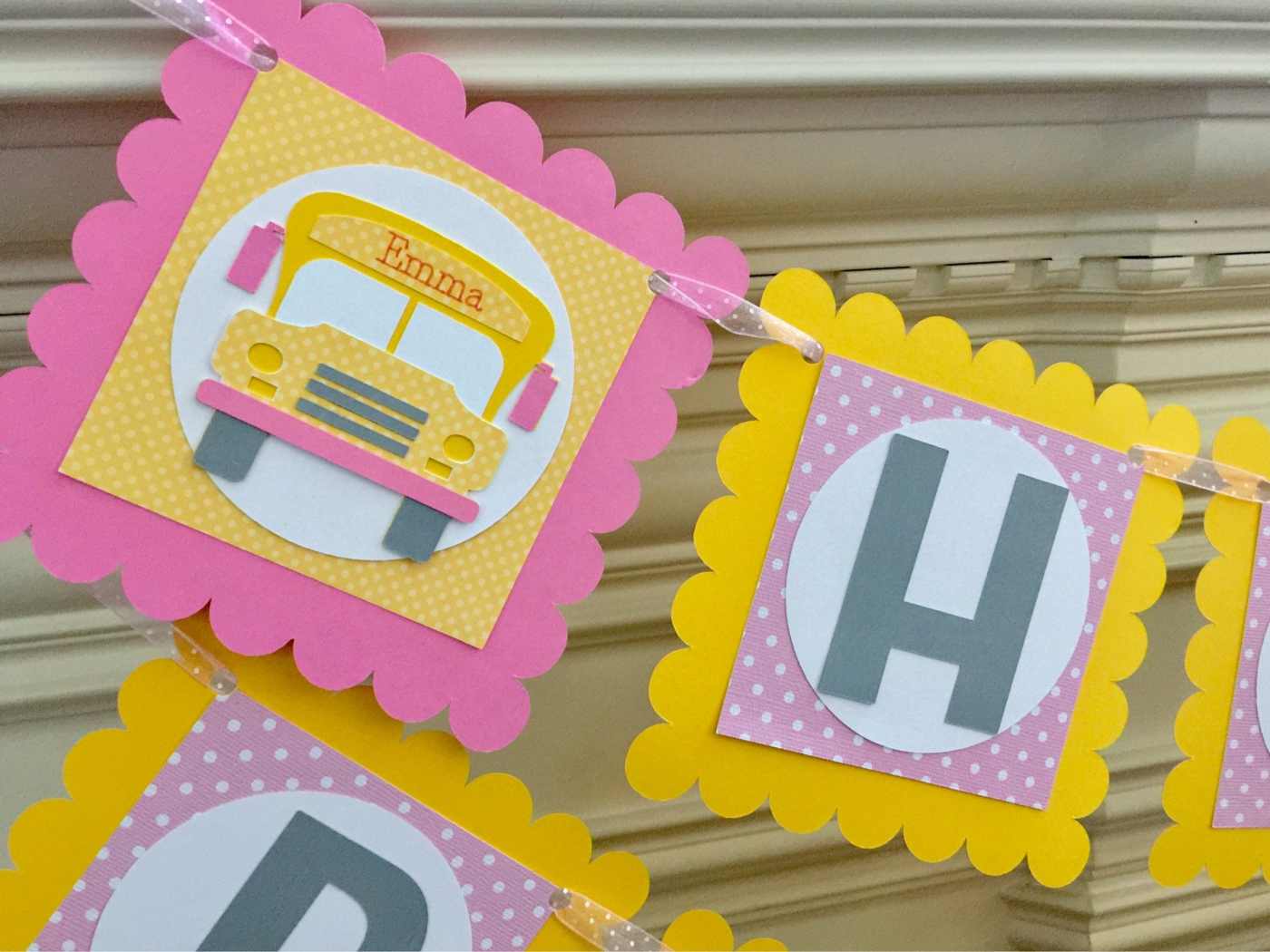Einschulung Deko für Mädchen mit Partygirlande in Rosa und Gelb mit Buchstaben und Schulbus