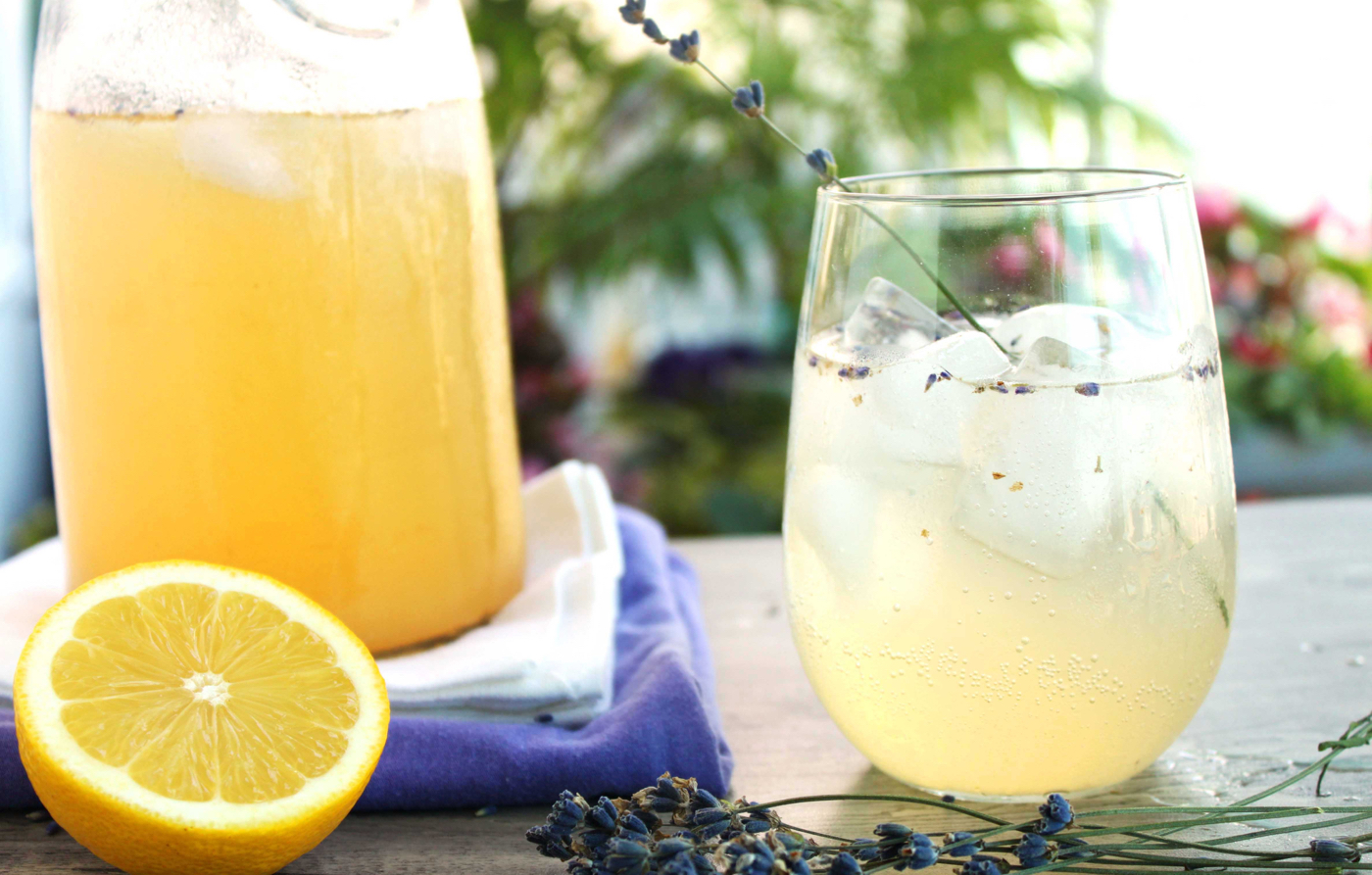 Lavendel Limonade zubereiten: Rezepte für Sirup und Cocktails