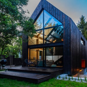 Ferienhaus Polen modern schwarzes Holz Ideen Smart Home Geräte Ausrüstung