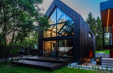 Ferienhaus Polen modern schwarzes Holz Ideen Smart Home Geräte Ausrüstung